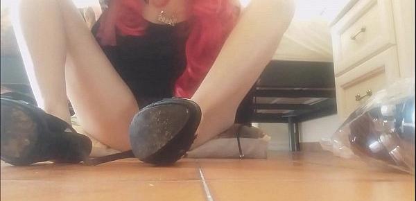  the Italian mother wants to show you her wonderful little feet